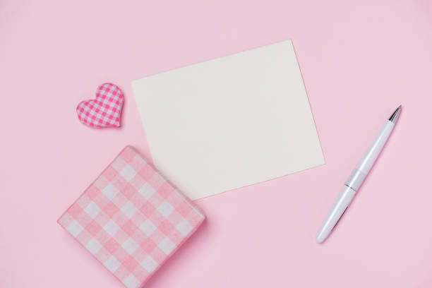 istock Valentines Day gift box and greeting card isolated on color background. 899330028