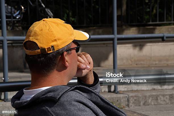 Homem Com Boné De Basebol - Fotografias de stock e mais imagens de 20-29 Anos - 20-29 Anos, Admirar a Vista, Adulto