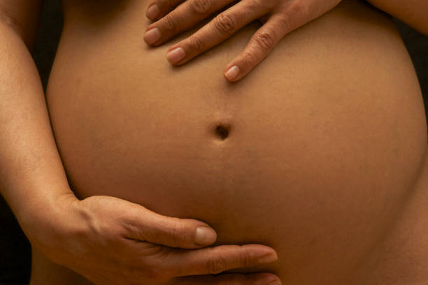 istock Pregnant woman's belly 899333918