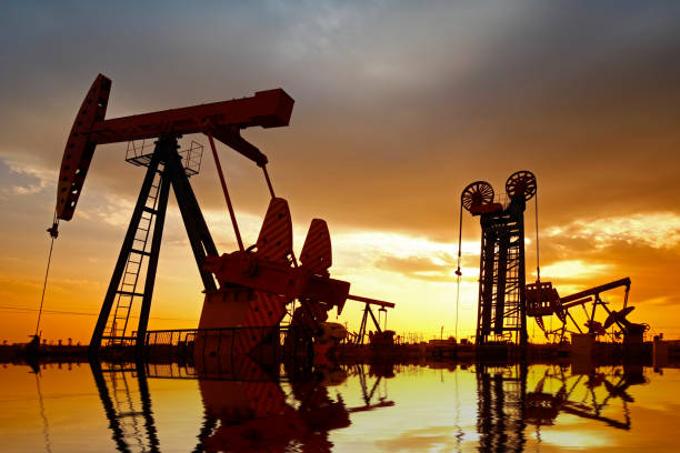 istock Oil pump, oil industry equipment 899335040