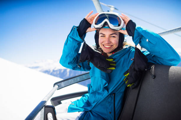 젊은 snowboarder 여자 스키 리프트에 웃 고 - snowboarding snowboard women teenager 뉴스 사진 이미지