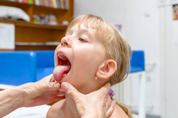 dziewczynka oddanie jej język, o badanie fizykalne u lekarza - throat exam zdjęcia i obrazy z banku zdjęć