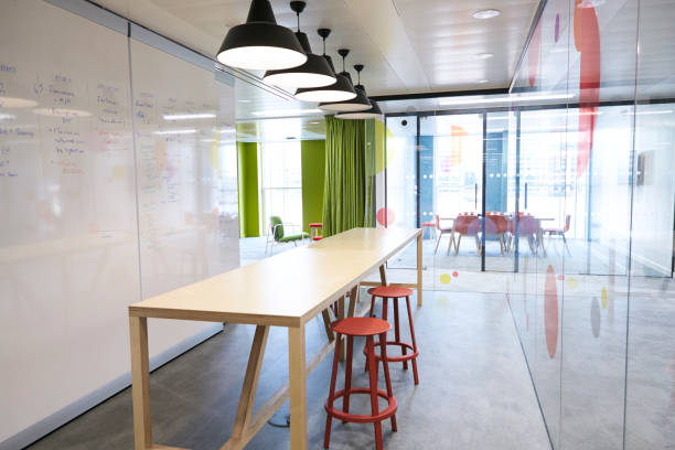 istock Casual meeting area in an empty business premises 899352500