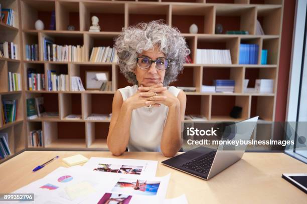 Senior Geschäftsfrau Mit Laptop Im Büro Aussieht Kamera Stockfoto und mehr Bilder von Alter Erwachsener