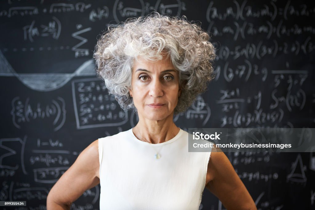 D’âge moyen académique femme debout devant le tableau noir - Photo de Professeur d'université libre de droits