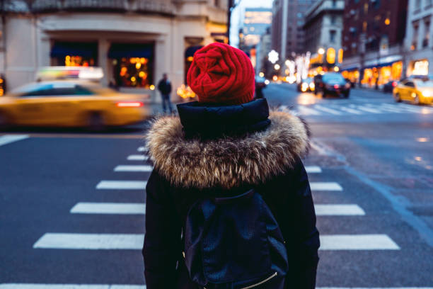 mulher esperando para atravessar a rua no centro de manhattan - nova iorque - new york city usa traffic street - fotografias e filmes do acervo