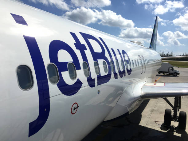 jetblue land operations and boarding in owen roberts intl. airport in grand cayman islands - jet imagens e fotografias de stock