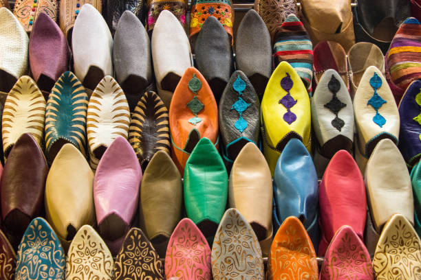 bunte handgemachte schuhe im laden in marokko - craft market morocco shoe stock-fotos und bilder