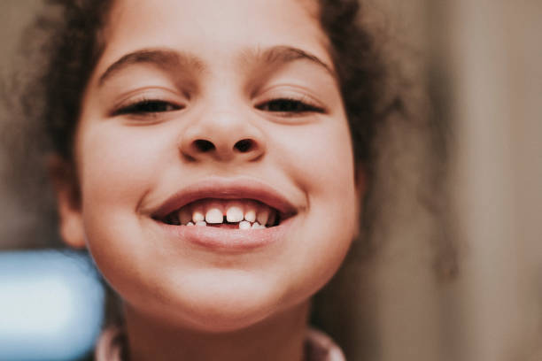 bambino (5-6) sorriso dento - toothless smile foto e immagini stock