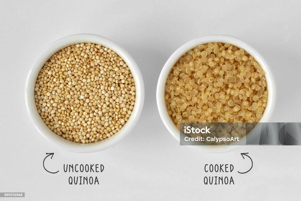 Quinoa cocida y sin cocer - Foto de stock de Alimento libre de derechos