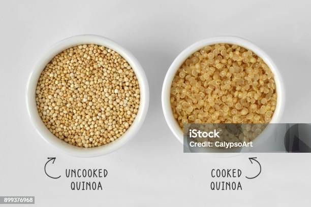 Quinoa Cocida Y Sin Cocer Foto de stock y más banco de imágenes de Alimento - Alimento, Alimentos cocinados, Antioxidante