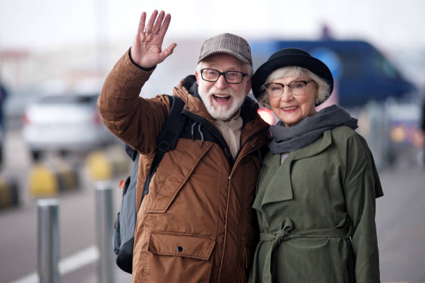 positif heureux couple de personnes âgées est exprimant la joie - grâce photos et images de collection