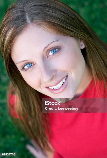 Mujer Sonriente Foto de stock y más banco de imágenes de Adolescencia - Adolescencia, Adolescente, Adulto
