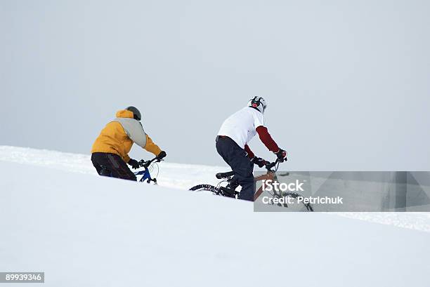 Ciclisti Su Neve - Fotografie stock e altre immagini di Ambientazione esterna - Ambientazione esterna, Andare giù, Attività ricreativa