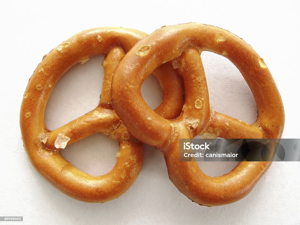 Dos salado Pretzels - Foto de stock de Al horno libre de derechos