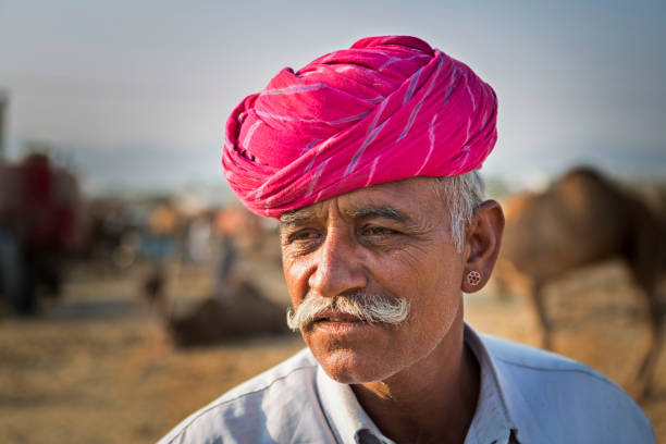 commerçant de chameau dans les chameaux de pushkar foire - business traditional culture journey india photos et images de collection