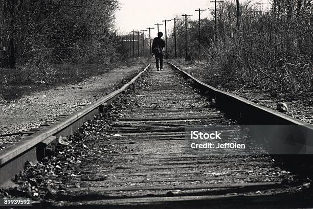 Foto de Faixas e mais fotos de stock de Sem-teto - Sem-teto, Trem, Adulto