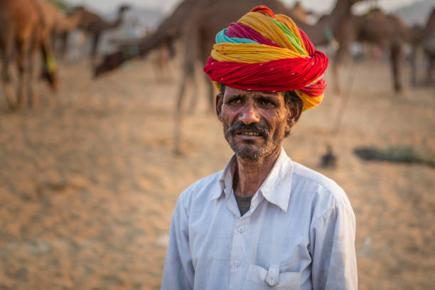 верблюжьего торговца в пушкарь верблюда ярмарка - business traditional culture journey india стоковые фото и изображения