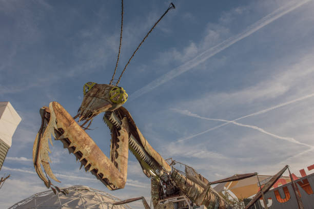 the giant mantis in front of container park, downtown las vegas - downtown las vegas fremont street experience nevada las vegas metropolitan area imagens e fotografias de stock