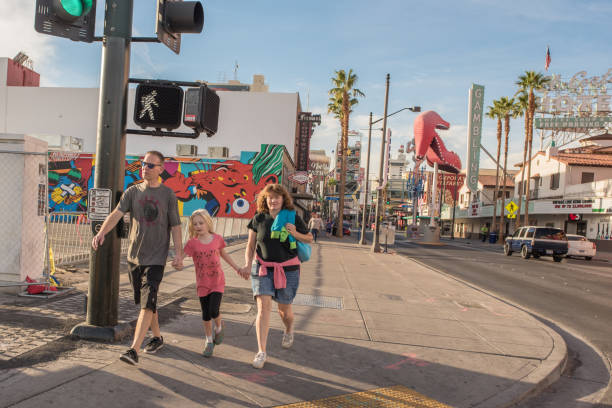 osoby odwiedzające container park, centrum las vegas - downtown las vegas fremont street experience nevada las vegas metropolitan area zdjęcia i obrazy z banku zdjęć