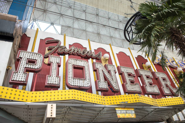 muestra de neón del histórico pionero en fremont street experience, centro de las vegas - vegas sign flash fotografías e imágenes de stock