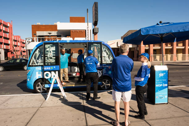 ludzie wsiadając do autobusu do samodzielnej jazdy w las vegas - downtown las vegas fremont street experience nevada las vegas metropolitan area zdjęcia i obrazy z banku zdjęć