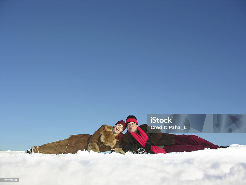 Parejas reside en la nieve - Foto de stock de Abrazar libre de derechos