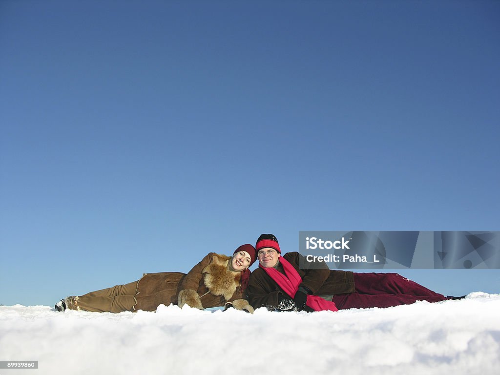 Casais situa-se na neve - Foto de stock de Abraçar royalty-free