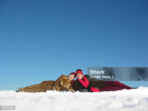 Foto de Casais Situase Na Neve e mais fotos de stock de Abraçar - Abraçar, Adulto, Alegria