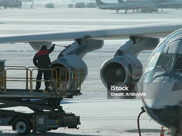 ブラッシング雪オフ飛行機 - 飛行機のストックフォトや画像を多数ご用意 - 飛行機, 雪, 旅客