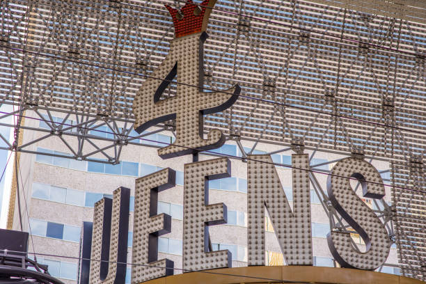 ラスベガスのフリーモント ・ ストリート ・ エクスペリエンスで 4 クイーンズのネオン - las vegas metropolitan area entertainment sign neon light ストックフォトと画像