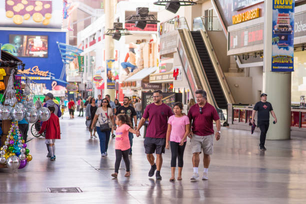 a family enjoying the day  at fremont street experience in las vegas - downtown las vegas fremont street experience nevada las vegas metropolitan area imagens e fotografias de stock