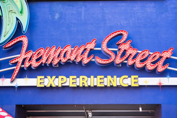 ラスベガスでフレモント ストリート エクスペリエンスへの入り口 - las vegas metropolitan area entertainment sign neon light ストックフォトと画像