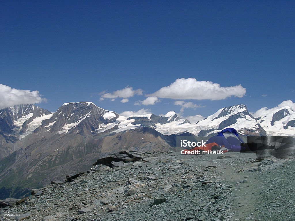 Alpine les aventuriers dormir au sommet de la montagne - Photo de Tente libre de droits