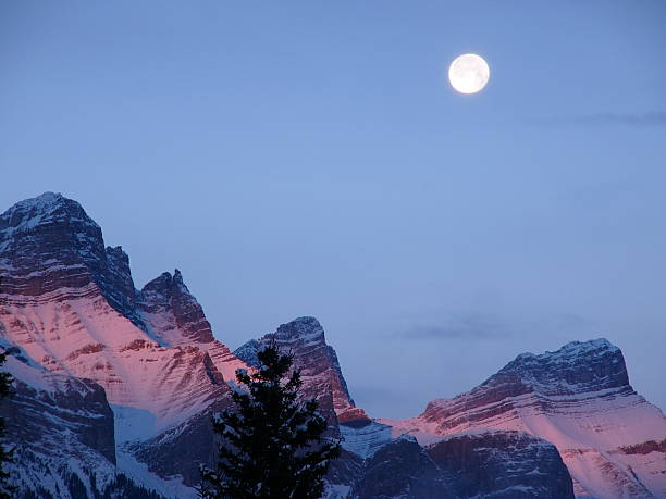 istock Moon over Mount Rundle at Sunrise 89940685