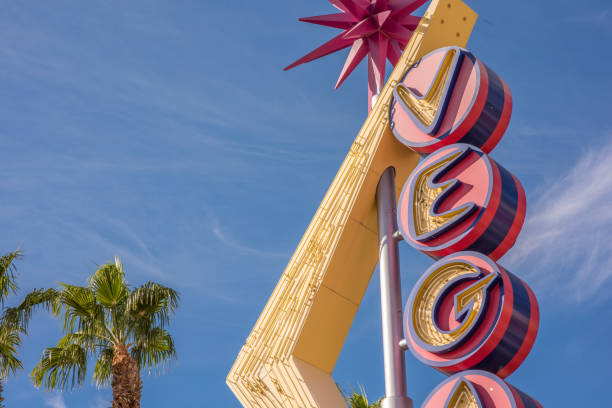 historic vegas neon sign above fremont street, downtown las vegas - downtown las vegas fremont street experience nevada las vegas metropolitan area imagens e fotografias de stock