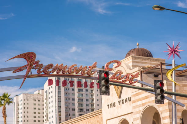 entrance sign for fremont street district downtown las vegas - downtown las vegas fremont street experience nevada las vegas metropolitan area imagens e fotografias de stock