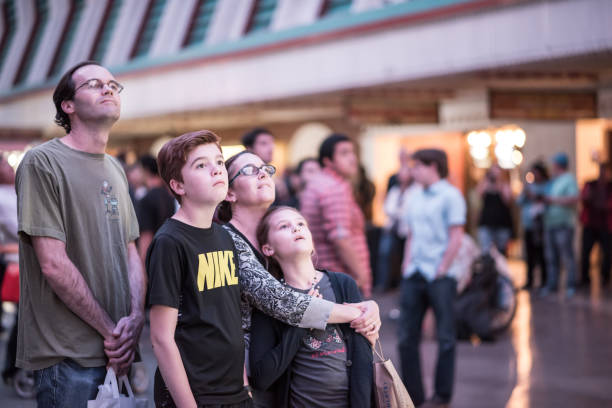 a family looking up at fremont street experience, downtown las vegas - downtown las vegas fremont street experience nevada las vegas metropolitan area imagens e fotografias de stock