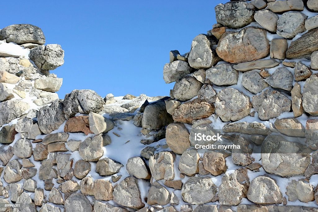 Mur de pierres de ruines en hiver - Photo de Caillou libre de droits
