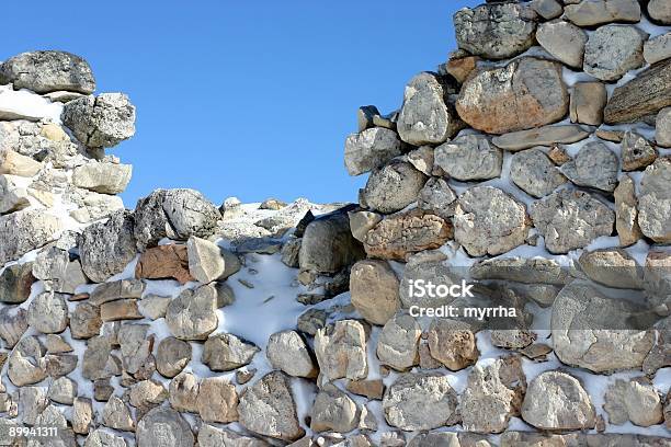 Каменная Стена Руины В Зимний — стоковые фотографии и другие картинки Амбар - Амбар, Без людей, Горизонтальный