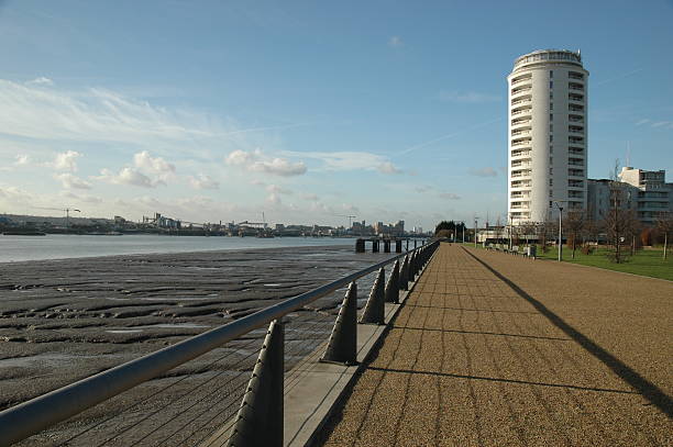 riverside apartamentos, barreira do tâmisa park - thames river thames barrier london england boundary - fotografias e filmes do acervo