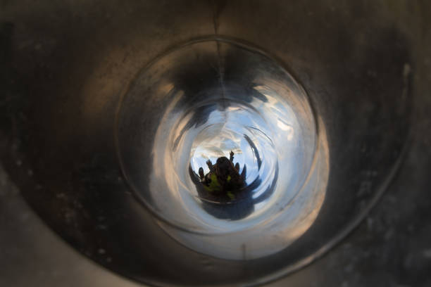 kobieta i dziecko przesuwne wewnątrz metalowego rurociągu - inner tube zdjęcia i obrazy z banku zdjęć
