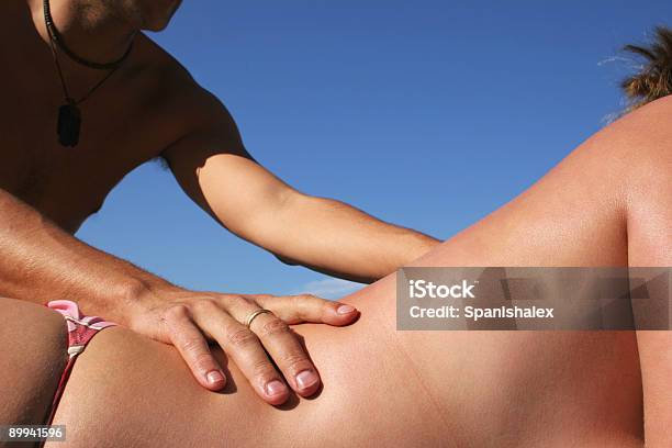 Photo libre de droit de Massage Sur La Plage banque d'images et plus d'images libres de droit de Adulte - Adulte, Appliquer, Bain de soleil