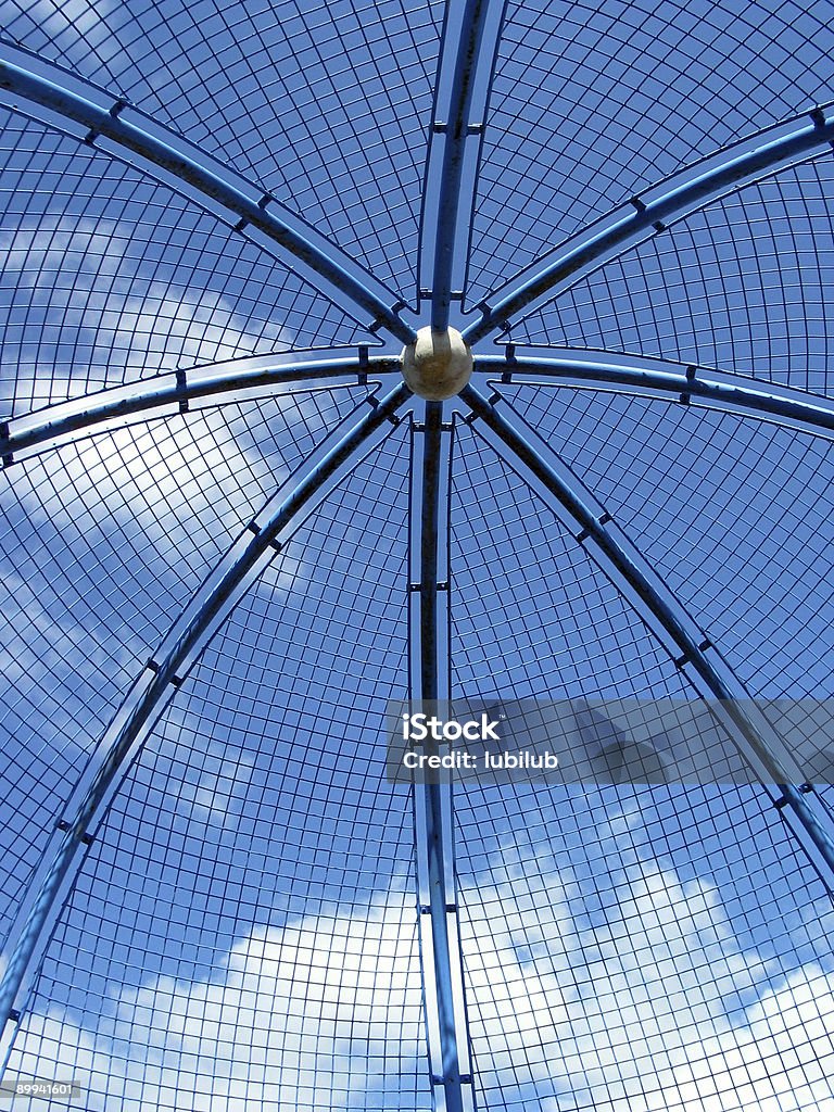 Cielo azul y nubes visto a través de una cúpula de acero - Foto de stock de Abstracto libre de derechos