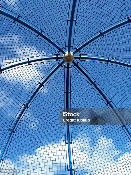 Cielo Azul Y Nubes Visto A Través De Una Cúpula De Acero Foto de stock y más banco de imágenes de Abstracto