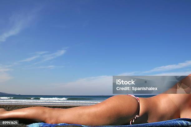 Bikinilounger Stockfoto und mehr Bilder von Strand - Strand, Attraktive Frau, Badebekleidung