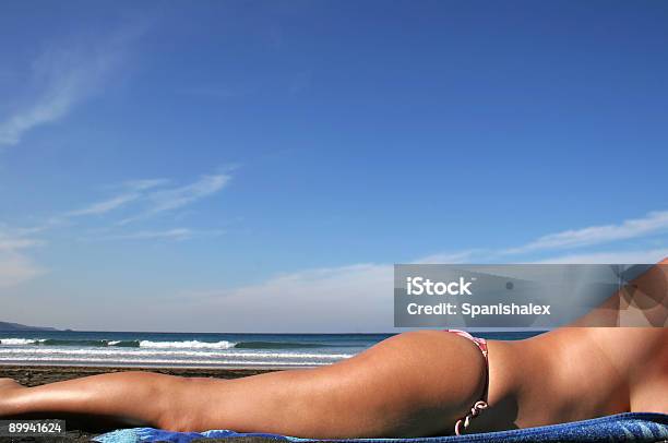 ビキニ Sunbather - 浜辺のストックフォトや画像を多数ご用意 - 浜辺, カラー画像, タオル