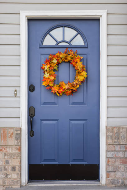 corona autunnale sulla porta d'ingresso di casa - city symbol usa autumn foto e immagini stock