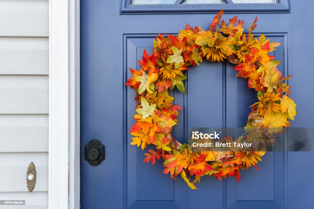 Orange und gelbe Herbst Kranz auf blaue Tür - Lizenzfrei Herbst Stock-Foto