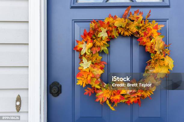 Orange Und Gelbe Herbst Kranz Auf Blaue Tür Stockfoto und mehr Bilder von Herbst - Herbst, Kranz, Wohnhaus